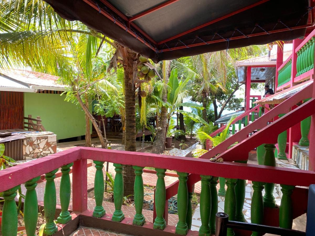 Las Palmeras Oceanview Hotel And Dive Center Little Corn Island Exterior photo