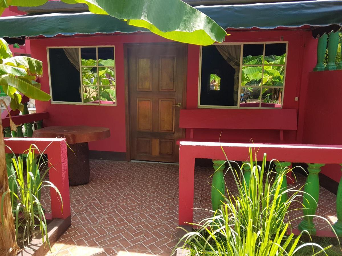 Las Palmeras Oceanview Hotel And Dive Center Little Corn Island Exterior photo
